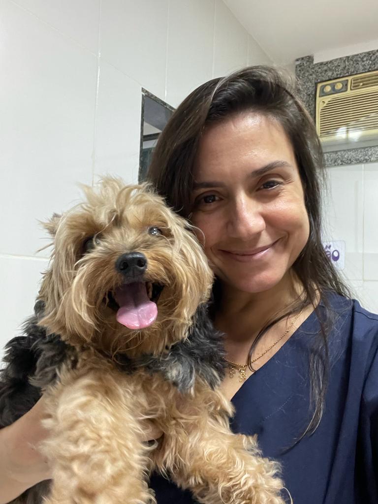 Veterinária com cachorro
